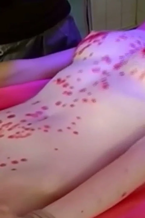 Olgun hemşire yoğun hasta muayenesi için doktora katılıyor