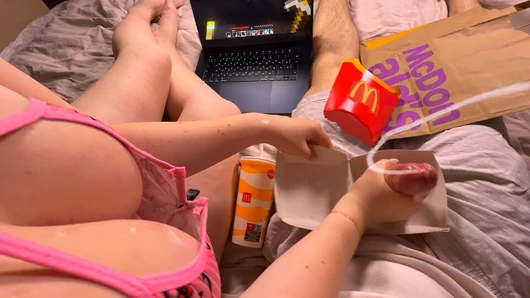Mcdonald's Burger Box'ta sürpriz. Mastürbasyon yaparken göğüslerine tükürüyor