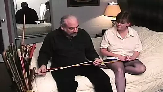 Kısa saçlı kadın efendisi tarafından götüne şaplak atılıyor