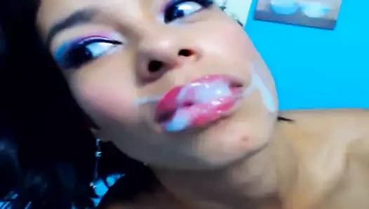 Latin sürtük yarak emiyor ve ateşli döl yutuyor