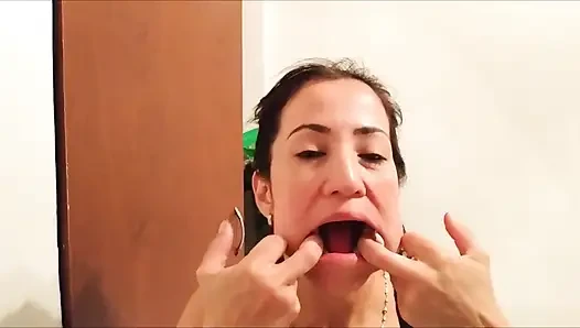 İlk ağzı tıkalı konuşma videosunda kendi ağzı tıkalı latin üvey anne