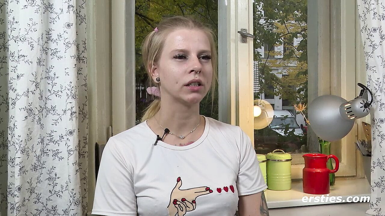 Ersties kız pixi kendini bir kalp şeklinde buttplug ile yapar