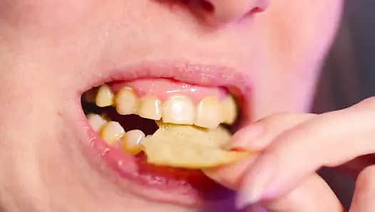 Yakın çekim cips yiyor