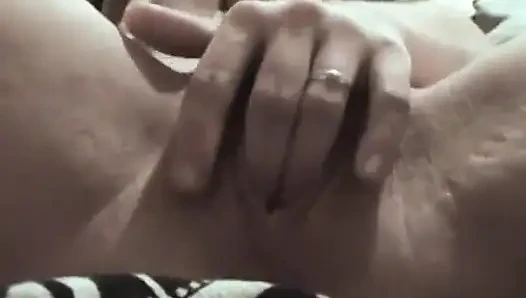 Olivia mastürbasyon yapıyor ve edward'ın yarağını sıvazlıyor