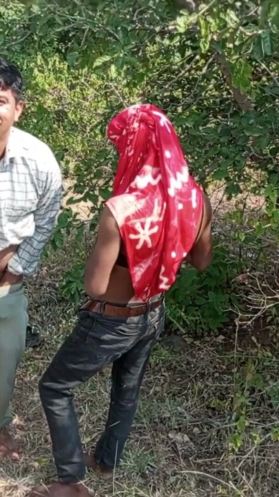 Indian Threesome Shemale - genç bir Shemale ormanda dolaşıyor ve genç bir adamla harika seks yaparak sevişiyor | Bölüm 2