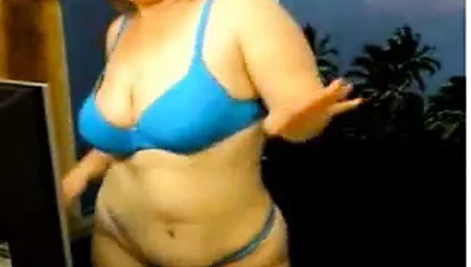 Sıkı mavi elbiseli şişman kız rb tarafından soyunuyor