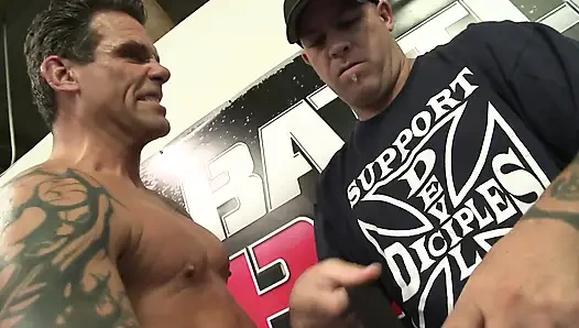 Sarışın sürtük büyük bir yarak için bacaklarını genişletiyor