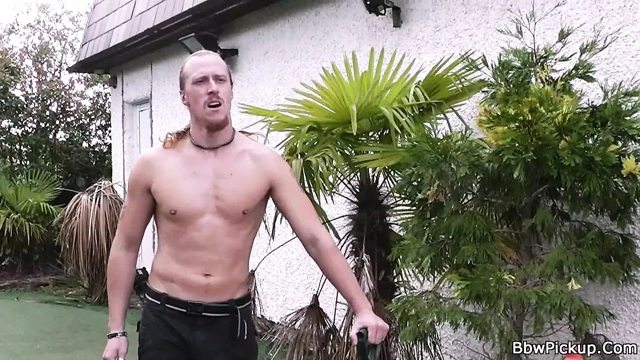 Uzun saçlı adam sarışın şişman amcığını sikiyor