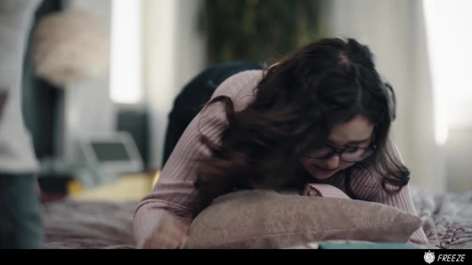 Üvey baba üvey kızını donduruyor ve onu birden fazla yüksek sesle inleyerek orgazm oluyor