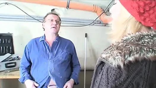 Yaşlı işçi sarışın genç kız yarağını emiyor