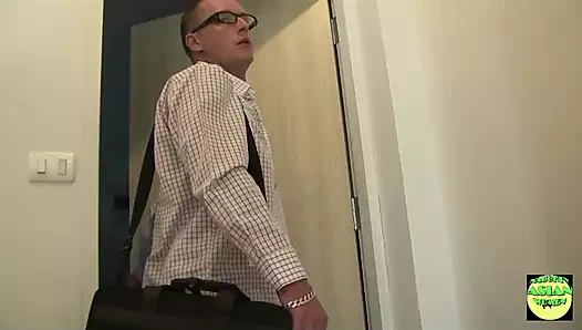 Kocası eve erken dönüyor ve ateşli Asyalı karısını eğlenceli bir zaman için hazır buluyor