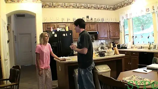 Üvey kız kardeşim sigara içip sikişmek istiyor