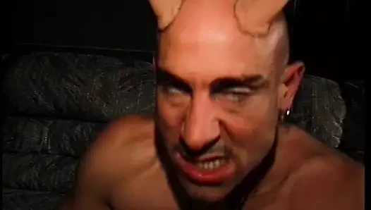 Aptal esmer, şeytanın süslü elbiseli gizemli beyefendi tarafından baştan çıkarıldı