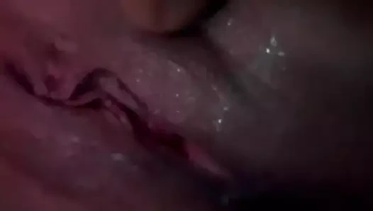 Islak amcık büyük dildo ile sikiliyor