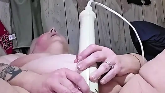 Dildolar çalışmadığında canavar titreşimler amcığı acıtıyor