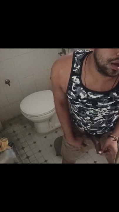 Hızlı azgın mastürbasyon yapıyor ve sonra azgın çişini yapıyor. | Klip 3