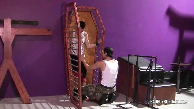 Usta Damien öfkesi Sub Merlin'de farklı flogger'ları deniyor