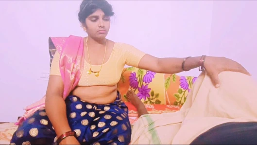 Üvey kız ve üvey baba Hintli seks yapıyor. Hintli yaşlı adam oğlunun güzel karısını sikiyor Telugu edepsizce konuşuyor.