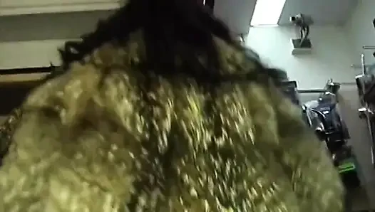 Azgın orta yaşlı seksi kadın otoyol macerasında büyük dildo dolduruyor