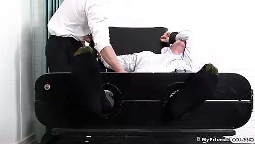 Arkadaş kötü bir gıdıklama zindanında en iyi arkadaşını gıdıklıyor