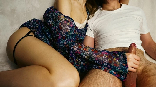 Porno izliyordum ve karım katılmaya ve beni mastürbasyon yapmaya karar verdi.