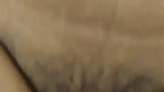 Hintli hizmetçi ev işlerini bitirdikten sonra efendisini memnun etmeye bayılıyor.