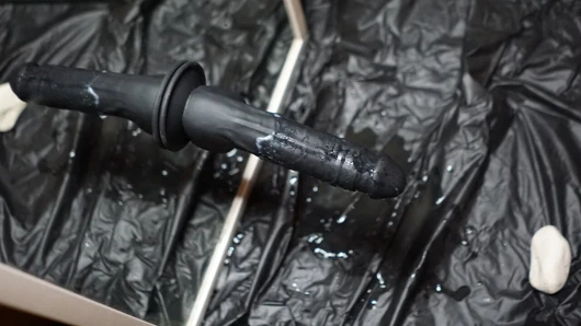 Evde tek başıma, büyük siyah bir dildo kullandım ve kendimi düzenli yaptım