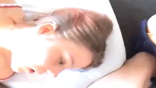 Schuelerin stopft sich Zucchini in die Fotze und blaest!