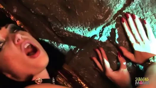 Anal üçlü seks için can atan tombul sarışın orta yaşlı seksi kadın