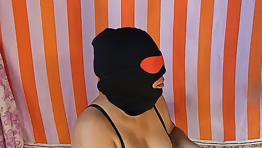 Amatör Hintli evli kadın maskeli gırtlağına kadar alıyor
