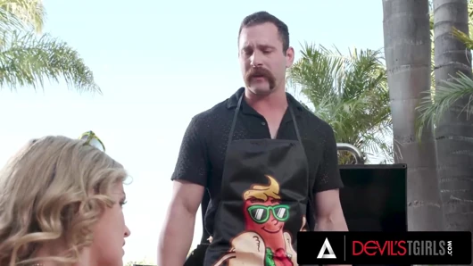 Devils tgirls - Aubrey Kate Bbq Charlie Forde ve kocasıyla vahşi trans üçlü sekse dönüşüyor
