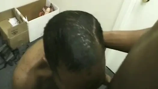 Dağınık odada kaslı zenci erkekler oral seks seansı