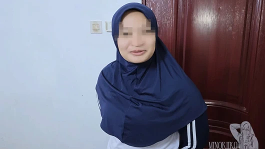 Asyalı tesettürlü liseli kız pe öğretmenine özel sınav vermesini istiyor - minokiiko