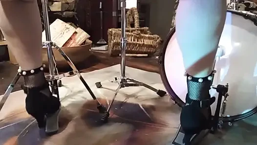 Coquette kıyafetli davullar