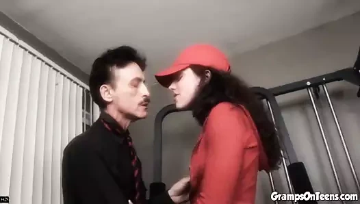 Eski ve genç sikme içinde spor salonu çok sert ile büyük yarak içinde sıkı am