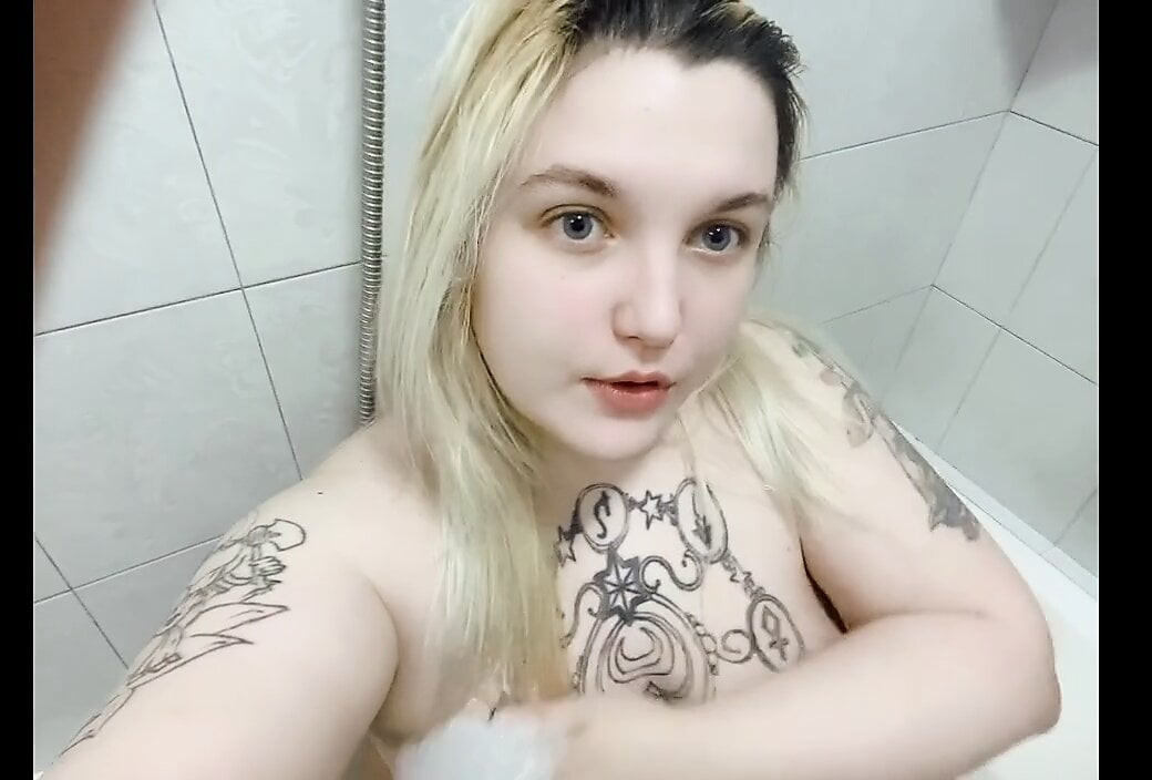 Düzgün vücutlu kız Mastürbasyon içinde the banyo ve emme pov