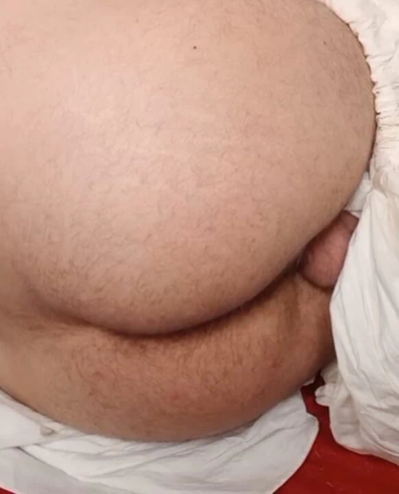 Hintli kadın kılıklı oğlanın kırılabilir götü, doğurmak için hazır,