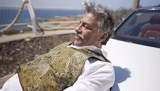 Cathy b göğüslerini siktiriyor ve açık havada sert sikiliyor