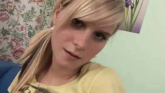 Azgın kız kanepede sert yarağa binmeden önce amcık yalamanın tadını çıkarıyor