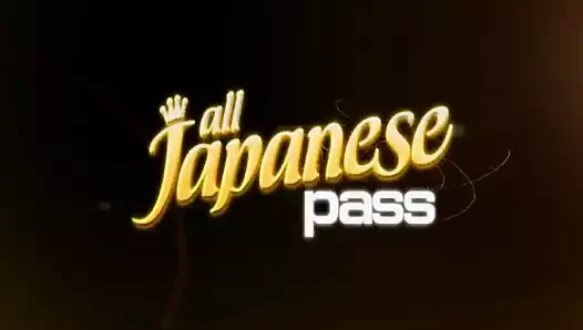 Japon av modeli meme uçları kıstırılmış ve kıllı çatlak vida var