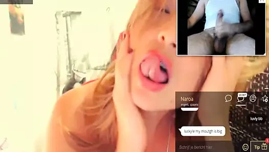 Ateşli latin kız kamerada sakso çekiyor