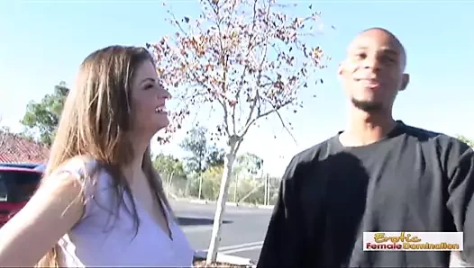 Kameraman bir busty puma binmek için siyah bir horoz bulmasına yardımcı olur