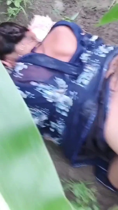 Baldız kayınbiraderi ile sahaya çıkıyor ve büyük götünü sığınakta siktiriyor | Klip 1