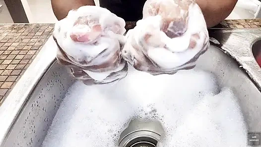 Ellerimi şehvetli bir şekilde güzelce yıkıyorum (2025)