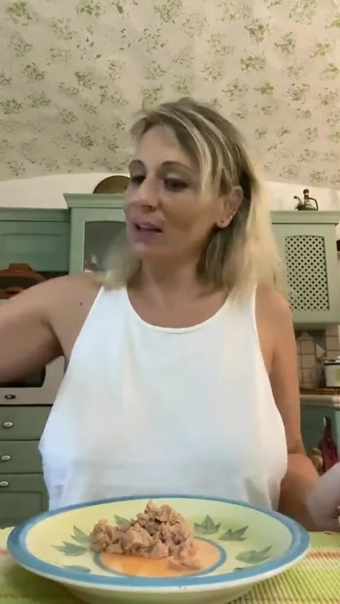 Açım öğle yemeği yapıyorum