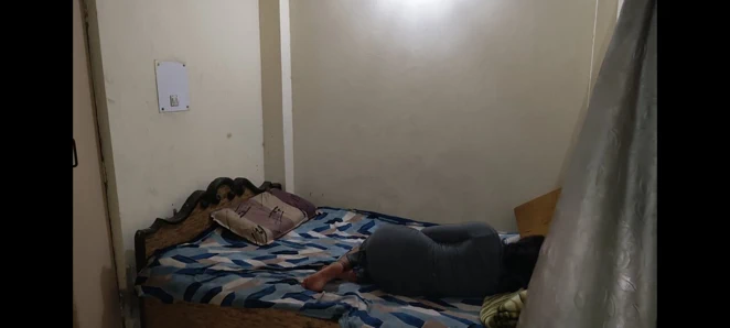 Bugün üvey kız kardeşimi odada yalnız buldum ve amının içine çok şey koydum.