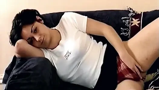 Esmer kadın kalın dildo ile kıllı amcığıyla oynuyor