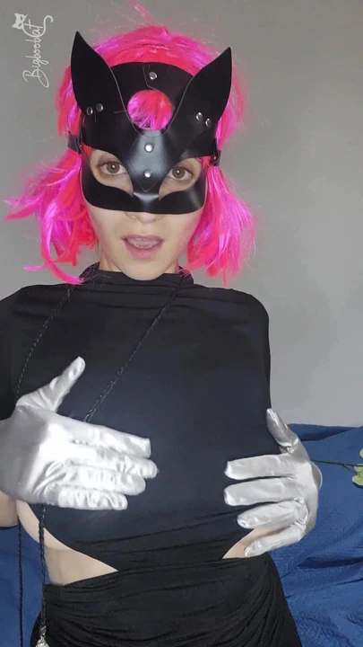 Kedicik maskem ve büyük göğüslerimle zevkimi keşfedin