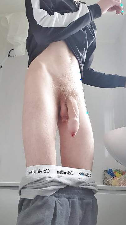 Twink soyunuyor ve yakın çekim sıkı ve sıska bir şekilde eğiliyor