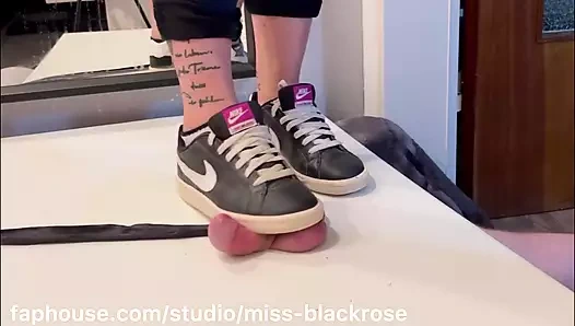 Spor ayakkabı ve yalınayak ezme - yarak çiğneme